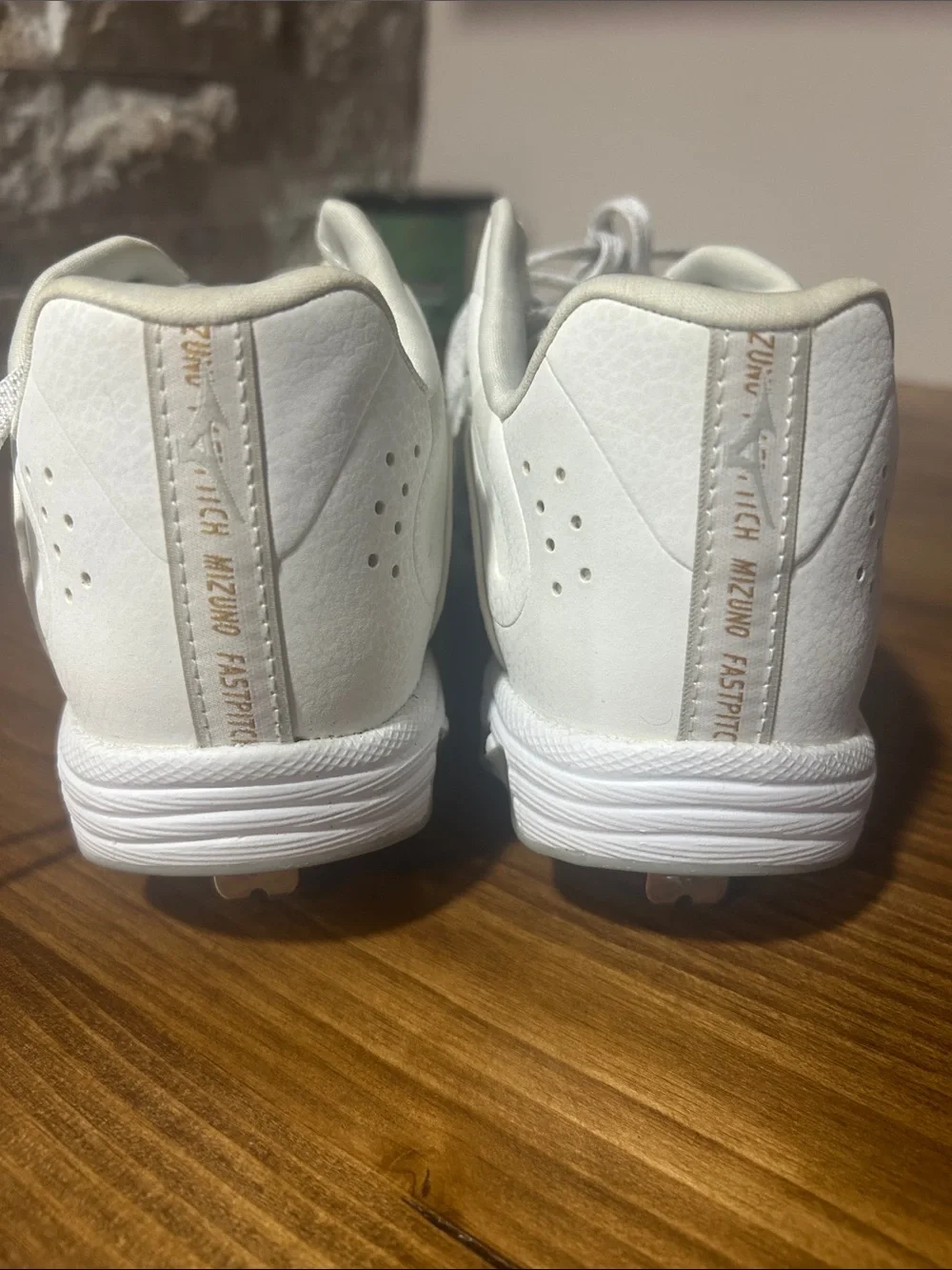 Mizuno 9-Spike Swift 8 softball metal cleats in white. NEW size 7.5
